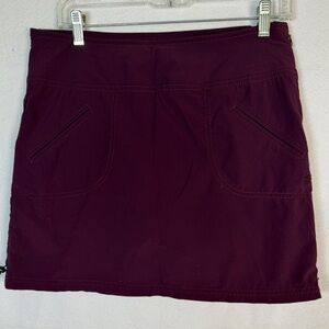 Athleta Deep Purple Athletic Skort sz 6 Great flexible piece w/ lots of pockets.